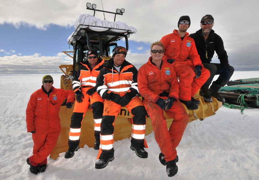 Ice-team on Crevasse boom (2)